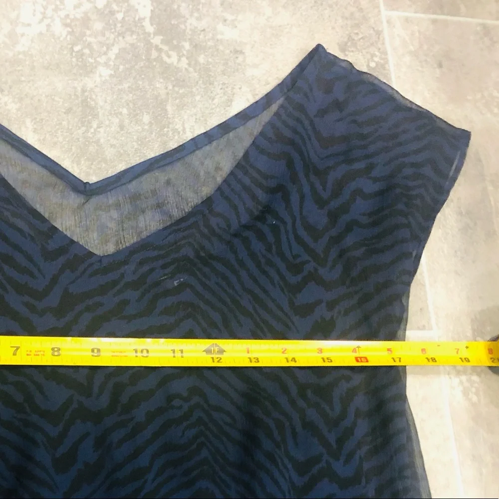 ❌SOLD❌❤️‍🔥Express❤️‍🔥Gorgeous Double V-Neck Blouse❤️‍🔥Measurements in P - Picture 11 of 14